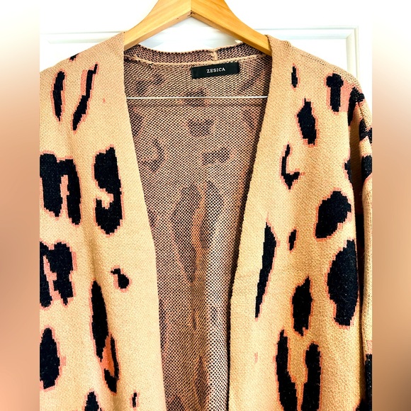 Long sleeved leopard print sweater.  size XL - Picture 9 of 11